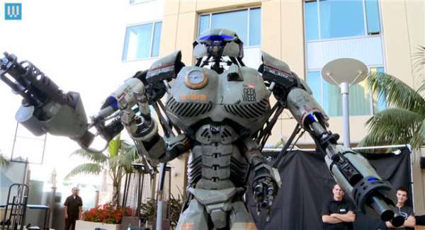 robot gigante Wired Mech